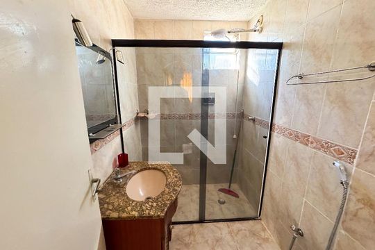 Banheiro de apartamento à venda com 2 quartos, 55m² em Eldorado, Contagem