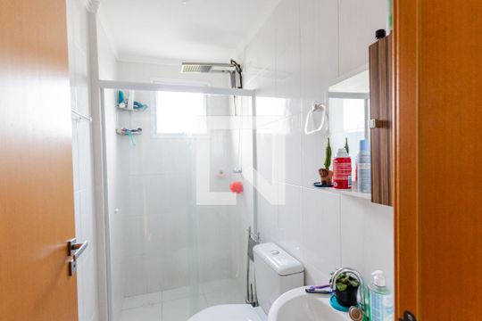 Banheiro de apartamento para alugar com 2 quartos, 50m² em Campestre, Santo André