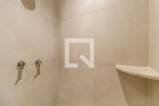 Banheiro de kitnet/studio para alugar com 1 quarto, 24m² em Pinheiros, São Paulo