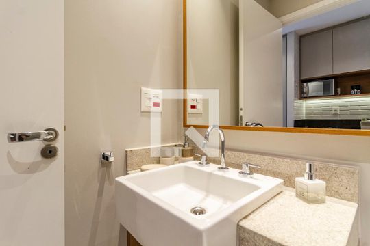 Banheiro de kitnet/studio para alugar com 1 quarto, 24m² em Pinheiros, São Paulo