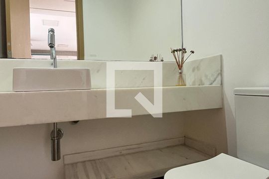 Lavabo de apartamento para alugar com 1 quarto, 65m² em Aparecida, Santos