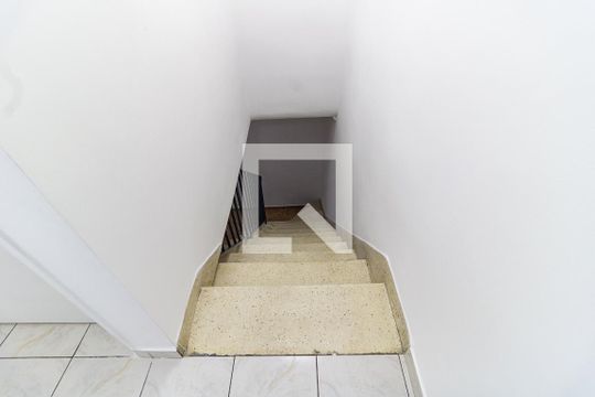 Escada de casa para alugar com 2 quartos, 136m² em Vila Brasilina, São Paulo