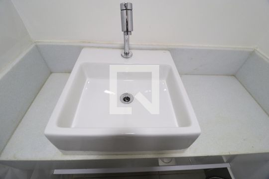 Lavabo de casa de condomínio para alugar com 3 quartos, 117m² em Jardim Inconfidência, Uberlândia