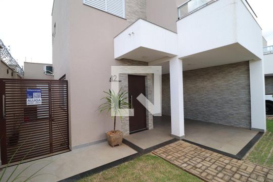 Fachada de casa de condomínio para alugar com 3 quartos, 117m² em Jardim Inconfidência, Uberlândia