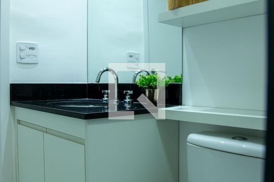 Banheiro de kitnet/studio para alugar com 1 quarto, 29m² em Jardim das Acacias, São Paulo