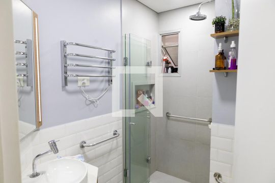 Banheiro de apartamento para alugar com 3 quartos, 52m² em Americanópolis, São Paulo