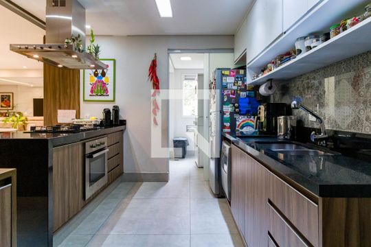 Cozinha de apartamento à venda com 4 quartos, 346m² em Vila Suzana, São Paulo