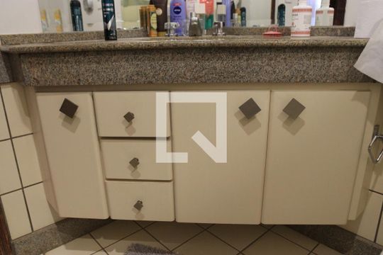 Banheiro de apartamento para alugar com 1 quarto, 40m² em Setor Oeste, Goiânia