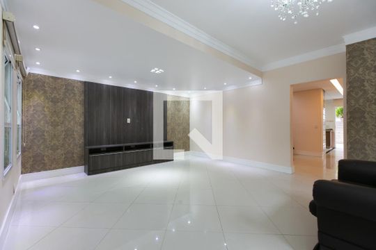 Casa à venda com 5 quartos, 600m² em Vila Carolina, São Paulo
