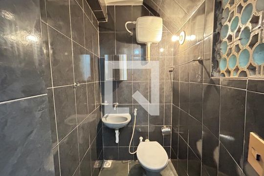 Banheiro de serviço de casa para alugar com 1 quarto, 44m² em Higienópolis, Rio de Janeiro