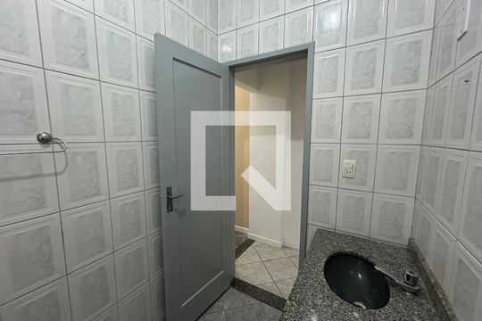Banheiro de casa para alugar com 1 quarto, 44m² em Higienópolis, Rio de Janeiro