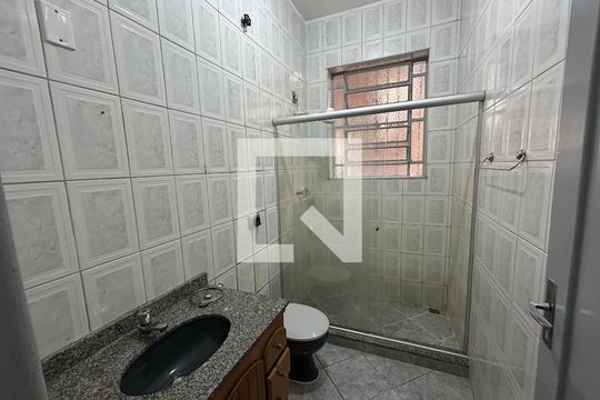 Banheiro de casa para alugar com 1 quarto, 44m² em Higienópolis, Rio de Janeiro
