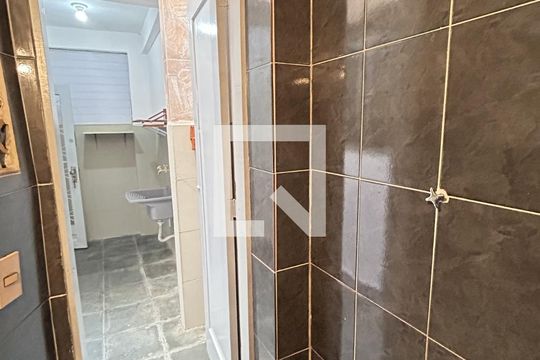 Banheiro de serviço de casa para alugar com 1 quarto, 44m² em Higienópolis, Rio de Janeiro