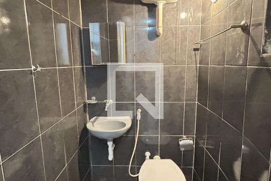 Banheiro de serviço de casa para alugar com 1 quarto, 44m² em Higienópolis, Rio de Janeiro