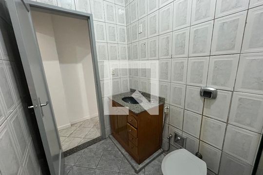 Banheiro de casa para alugar com 1 quarto, 44m² em Higienópolis, Rio de Janeiro