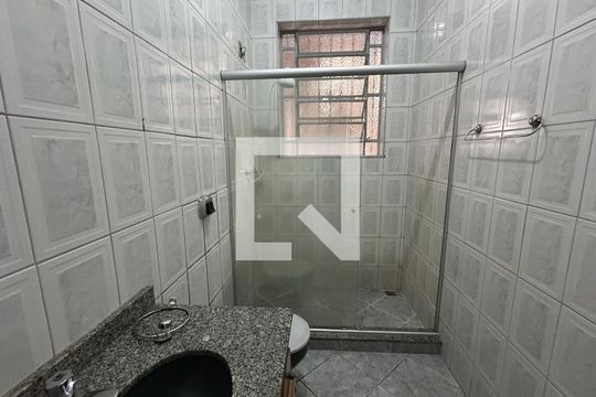 Banheiro de casa para alugar com 1 quarto, 44m² em Higienópolis, Rio de Janeiro