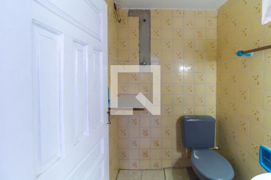 Banheiro de casa para alugar com 2 quartos, 60m² em Vila Cunha Bueno, São Paulo