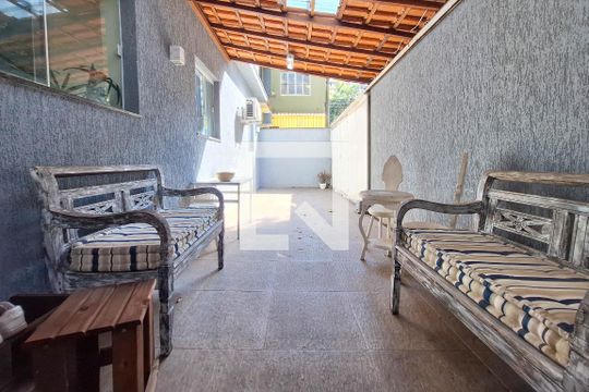 Quintal de casa à venda com 2 quartos, 105m² em Fonseca, Niterói