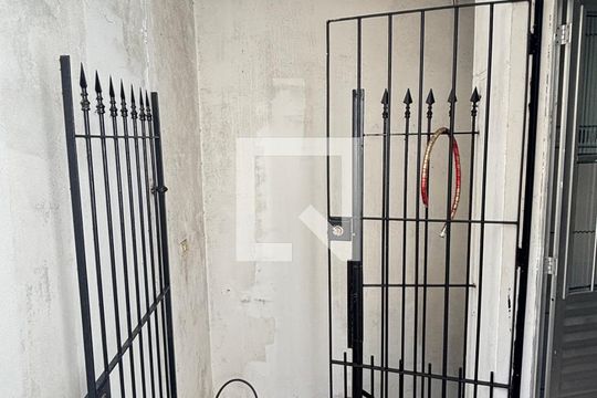 Escada de casa à venda com 1 quarto, 38m² em Vila Luzita, Santo André