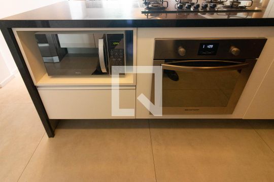 Cozinha de apartamento para alugar com 2 quartos, 90m² em Indianópolis, São Paulo