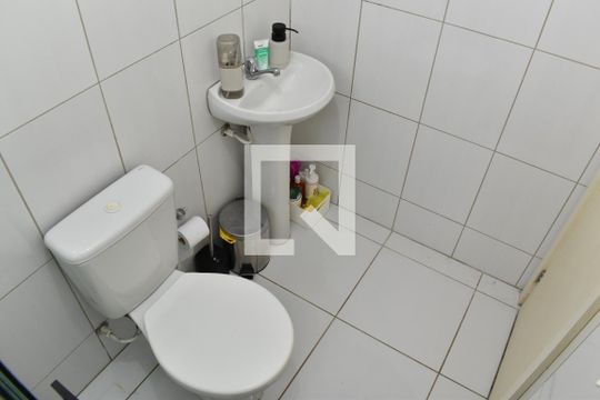 Banheiro de apartamento para alugar com 2 quartos, 50m² em Santa Cândida, Curitiba