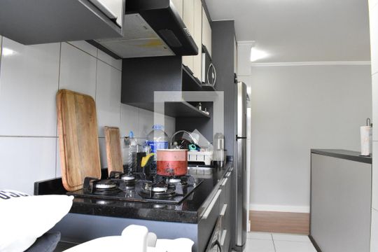 Cozinha de apartamento para alugar com 2 quartos, 50m² em Santa Cândida, Curitiba