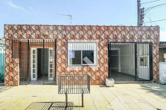 Fachada de casa à venda com 2 quartos, 120m² em Farrapos, Porto Alegre
