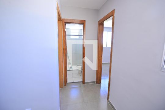 Corredor de apartamento para alugar com 2 quartos, 45m² em Bairro Santa Rita, Goiânia