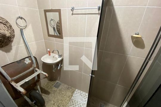 Banheiro de casa à venda com 2 quartos, 200m² em Gardênia Azul, Rio de Janeiro