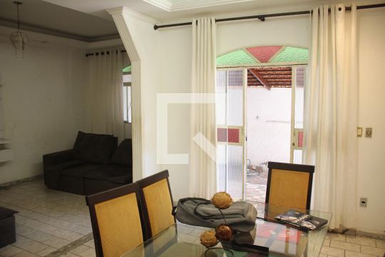 Sala de casa para alugar com 3 quartos, 358m² em Milionários, Belo Horizonte