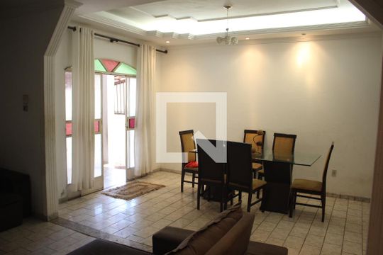 Sala de casa para alugar com 3 quartos, 358m² em Milionários, Belo Horizonte