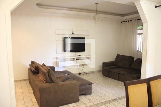 Casa para alugar com 3 quartos, 358m² em Milionários, Belo Horizonte