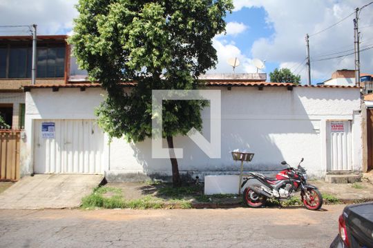 Fachada / Plaquinha Instalada de casa para alugar com 3 quartos, 358m² em Milionários, Belo Horizonte