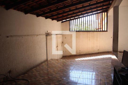 Quintal de casa para alugar com 3 quartos, 358m² em Milionários, Belo Horizonte