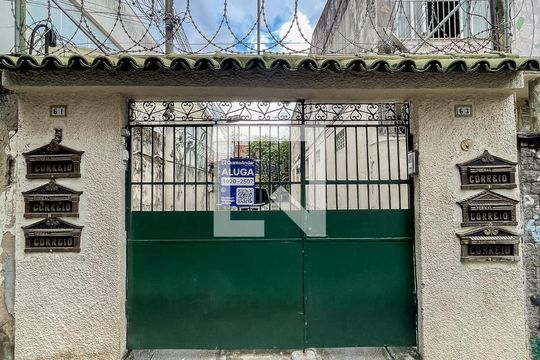 Fachada e placa de casa para alugar com 2 quartos, 80m² em Vila Isabel, Rio de Janeiro