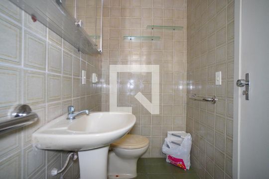 Banheiro da Suíte de apartamento para alugar com 3 quartos, 122m² em São João, Porto Alegre