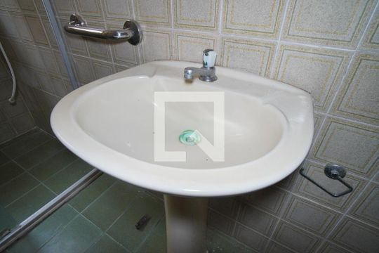 Banheiro da Suíte de apartamento para alugar com 3 quartos, 122m² em São João, Porto Alegre