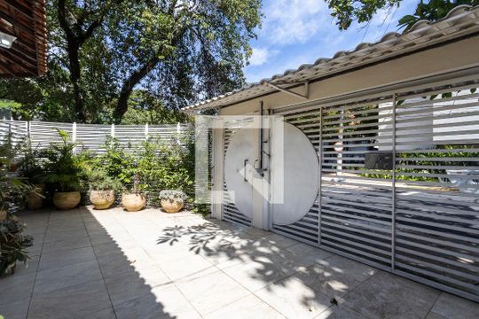 Quintal de casa para alugar com 3 quartos, 300m² em Água Branca, São Paulo