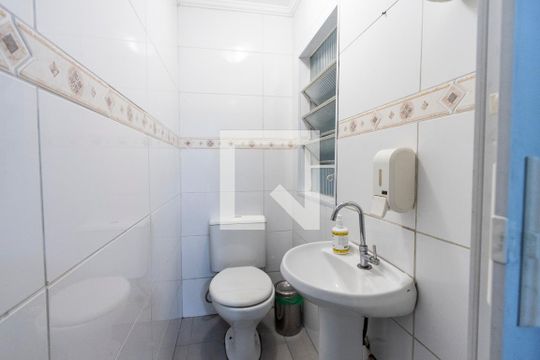 Banheiro de Serviço de casa para alugar com 3 quartos, 300m² em Água Branca, São Paulo