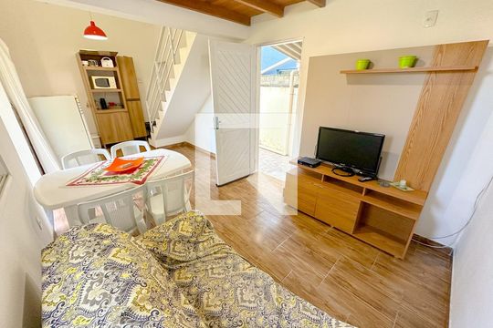Sala de TV de casa para alugar com 1 quarto, 50m² em Ponta das Canas, Florianópolis