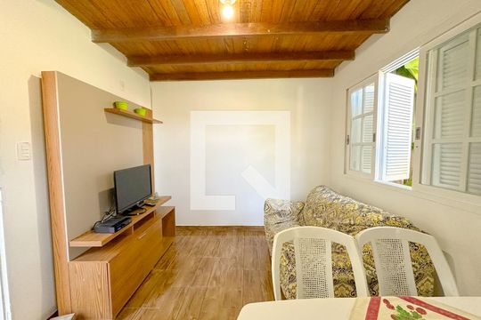 Casa para alugar com 1 quarto, 50m² em Ponta das Canas, Florianópolis