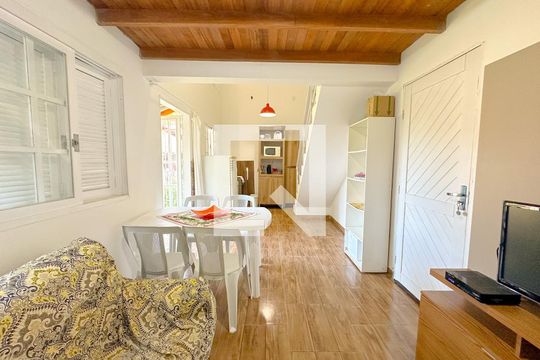 Sala de TV de casa para alugar com 1 quarto, 50m² em Ponta das Canas, Florianópolis