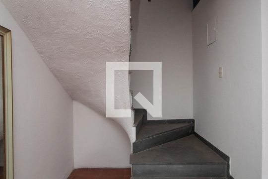 Escada de casa para alugar com 5 quartos, 800m² em Jardim São Ricardo, São Paulo