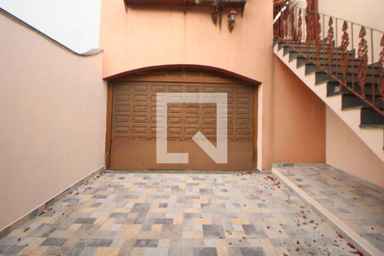 Garagem da Frente de casa para alugar com 3 quartos, 165m² em Jardim Sonia, São Paulo