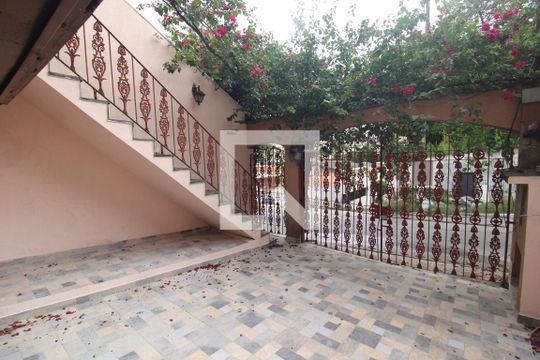 Garagem da Frente de casa para alugar com 3 quartos, 165m² em Jardim Sonia, São Paulo