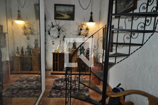 Escada de casa para alugar com 3 quartos, 100m² em Engenho de Dentro, Rio de Janeiro