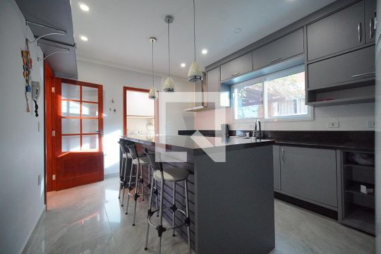 Cozinha de casa de condomínio para alugar com 3 quartos, 270m² em São João do Rio Vermelho, Florianópolis