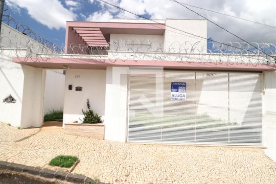 Fachada de casa para alugar com 4 quartos, 245m² em Vigilato Pereira, Uberlândia