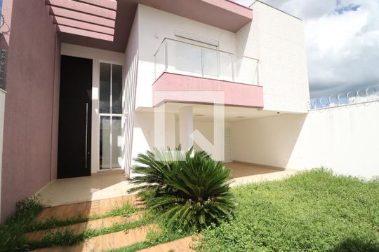 Garagem de casa para alugar com 4 quartos, 245m² em Vigilato Pereira, Uberlândia