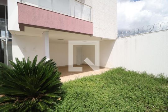 Garagem de casa para alugar com 4 quartos, 245m² em Vigilato Pereira, Uberlândia
